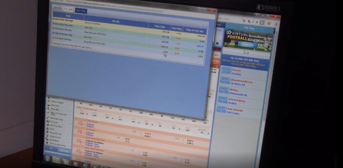 Lực lượng c&ocirc;ng an đ&atilde; bắt quả tang khi đối tượng Điền đang nhận tiền c&aacute; độ của c&aacute;c con bạc.