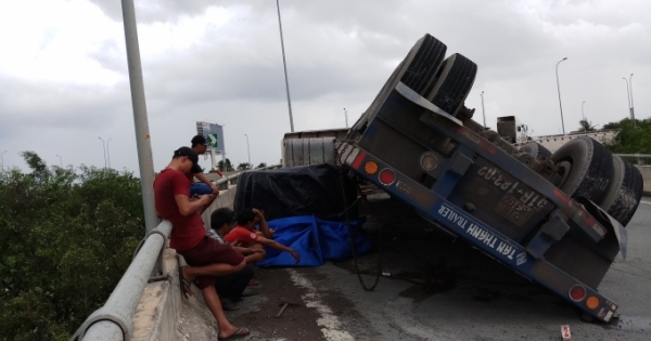 Ôm cua với tốc độ cao, xe đầu kéo lật "chỏng vó"