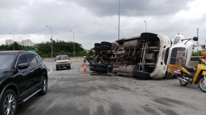 Chiếc đầu k&eacute;o &ocirc;m cua l&ecirc;n đường cao tốc th&igrave; lật nh&agrave;o.