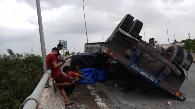 Hai cuộn sắt tr&ecirc;n xe rơi xuống đường, b&aacute;nh xe nằm cất l&ecirc;n trời.