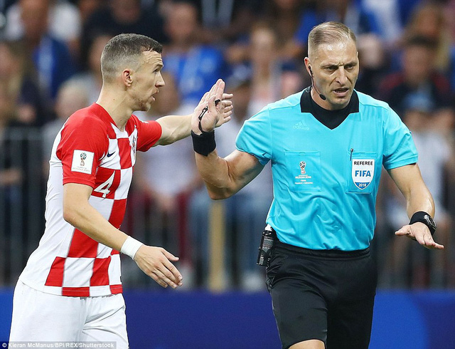 Perisic cũng để b&oacute;ng chạm tay đ&aacute;ng tiếc khiến Croatia phải nhận phạt đền