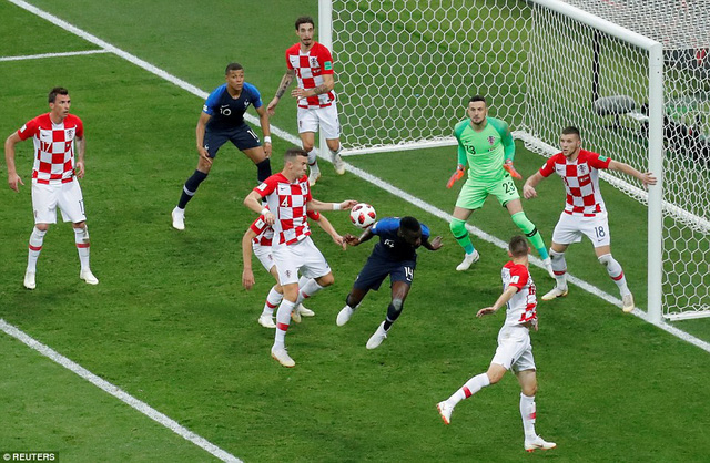 Perisic để b&oacute;ng chạm tay sau c&uacute; đ&aacute;nh đầu của Umtiti