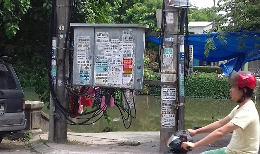 Tờ rơi cho vay được d&aacute;n khắp nơi tr&ecirc;n c&aacute;c tuyến đường tại TP Huế.