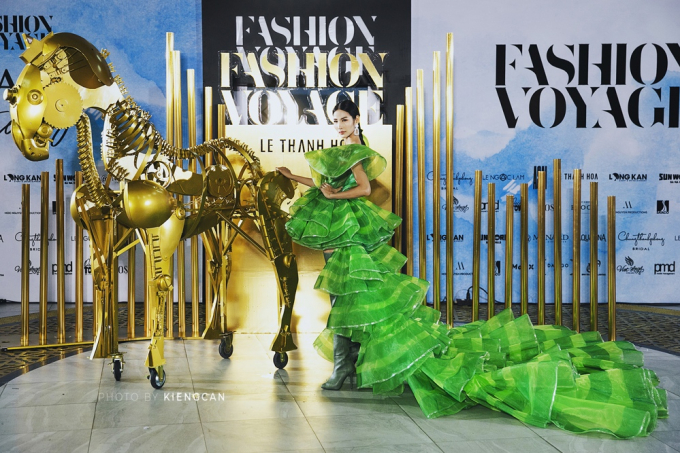 D&agrave;n hoa hậu đọ d&aacute;ng tại Fashion Voyage