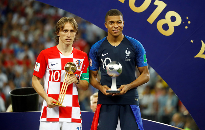 Cầu thủ hay nhất World Cup l&agrave; Luka Modric b&ecirc;n cạnh cầu thủ trẻ hay nhất Kylian Mbappe.