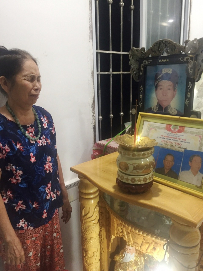 B&agrave; Hoa kh&oacute;c nghẹn b&ecirc;n di ảnh chồng: &ldquo;V&igrave; ch&iacute;nh quyền địa phương l&agrave;m bậy n&ecirc;n &ocirc;ng ấy mới buồn rồi sinh bệnh qua đời&rdquo;.