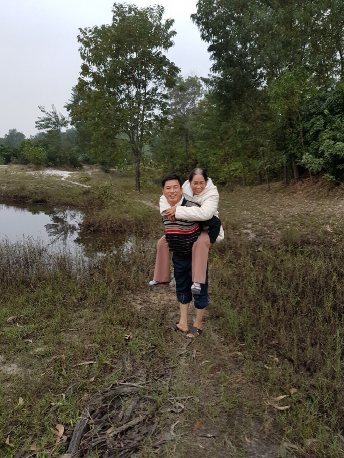 Con trai b&agrave; Hoa c&otilde;ng mẹ ra khu đất m&agrave; Chủ tịch x&atilde; đ&atilde; lập hồ sơ để chiếm đoạt.