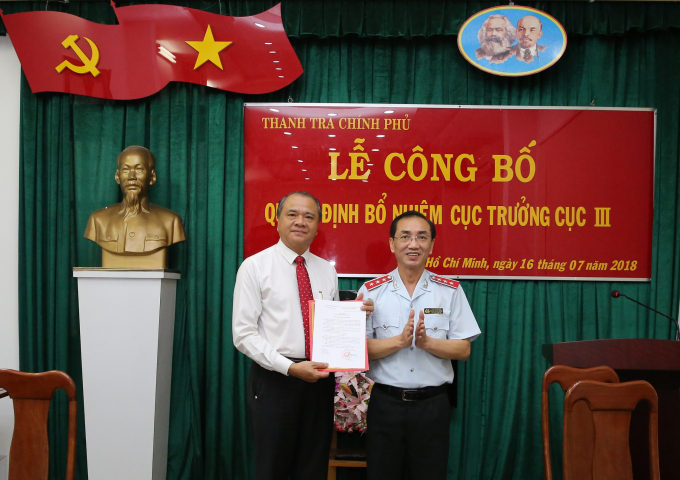 Ph&oacute; Tổng Thanh tra Ch&iacute;nh phủ Đặng C&ocirc;ng Huẩn trao Quyết định cho &ocirc;ng Trần Văn M&acirc;y giữ chức Cục trưởng Cục Thanh tra, Giải quyết khiếu nại, tố c&aacute;o khu vực 3 - Ảnh: VGP/Mạnh H&ugrave;ng