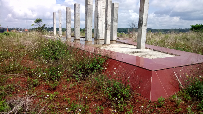 Phần m&oacute;ng bị v&ecirc;nh.