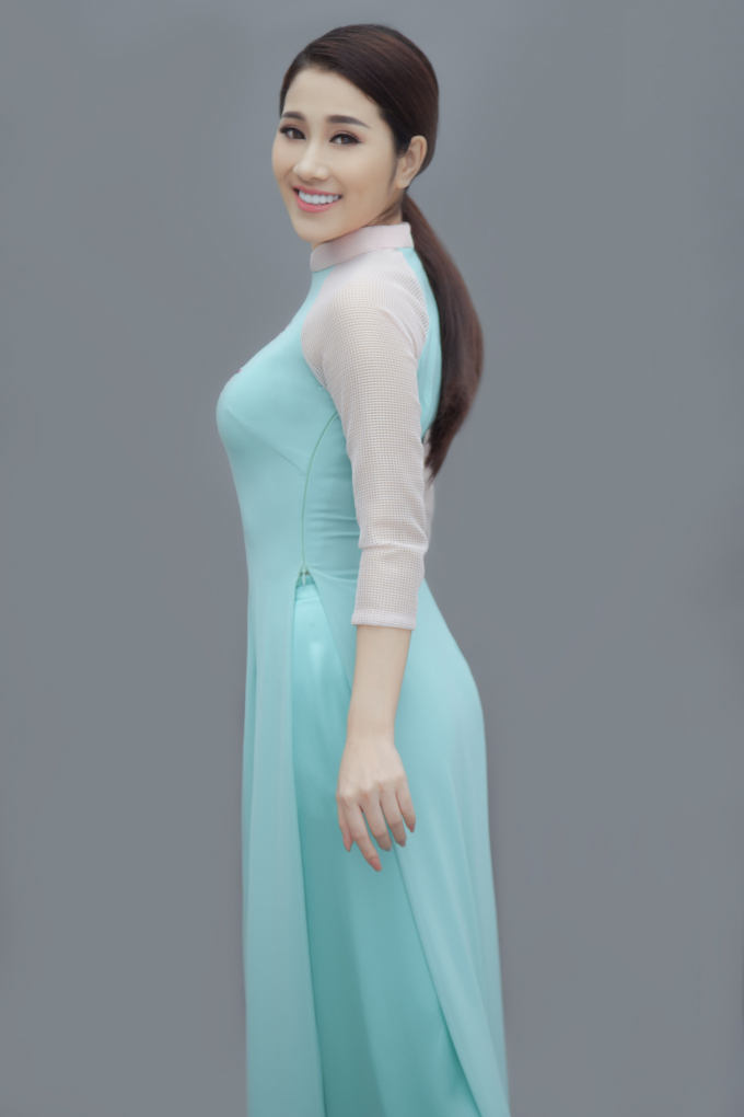 Ngọc nữ Bolero Tố My khoe đường cong quyến rũ trong những t&agrave; &aacute;o d&agrave;i nền n&atilde;