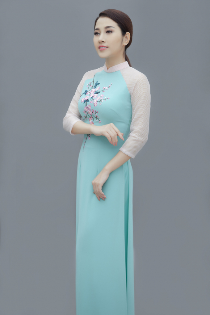 Ngọc nữ Bolero Tố My khoe đường cong quyến rũ trong những t&agrave; &aacute;o d&agrave;i nền n&atilde;