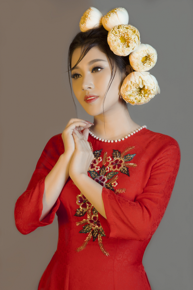 Ngọc nữ Bolero Tố My khoe đường cong quyến rũ trong những t&agrave; &aacute;o d&agrave;i nền n&atilde;