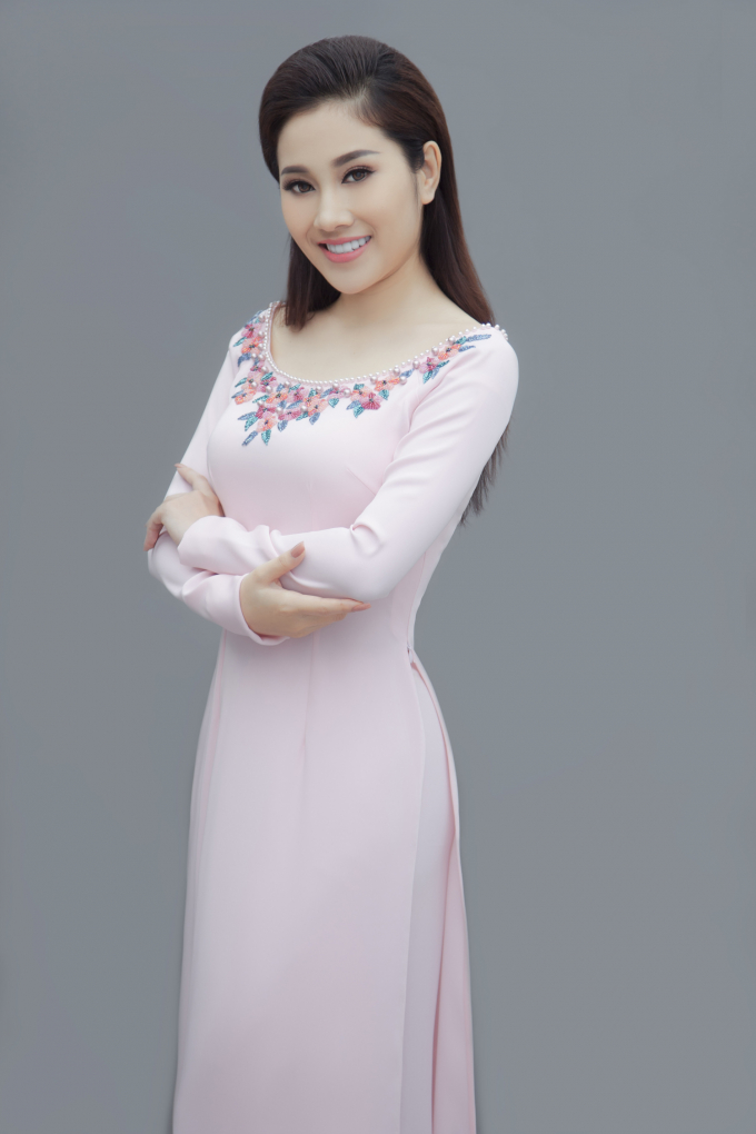 Ngọc nữ Bolero Tố My khoe đường cong quyến rũ trong những t&agrave; &aacute;o d&agrave;i nền n&atilde;