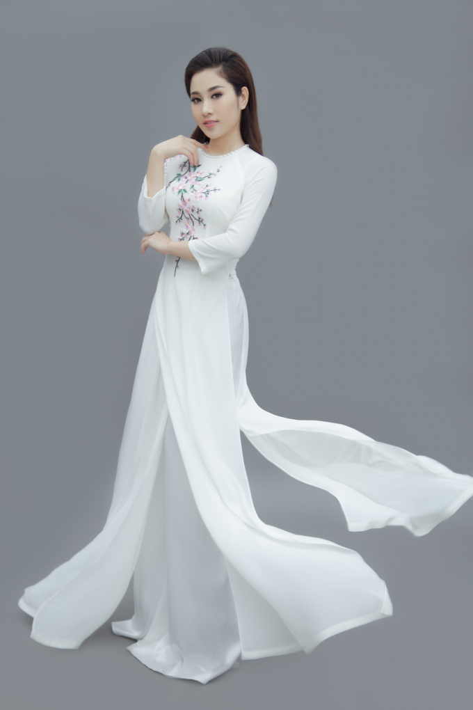 Ngọc nữ Bolero Tố My khoe đường cong quyến rũ trong những t&agrave; &aacute;o d&agrave;i nền n&atilde;