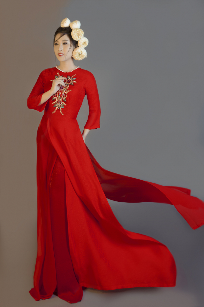 Ngọc nữ Bolero Tố My khoe đường cong quyến rũ trong những t&agrave; &aacute;o d&agrave;i nền n&atilde;