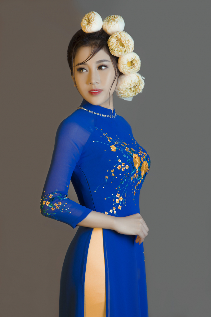 Ngọc nữ Bolero Tố My khoe đường cong quyến rũ trong những t&agrave; &aacute;o d&agrave;i nền n&atilde;
