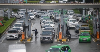 Tiếp tục thu phí ra vào sân bay?