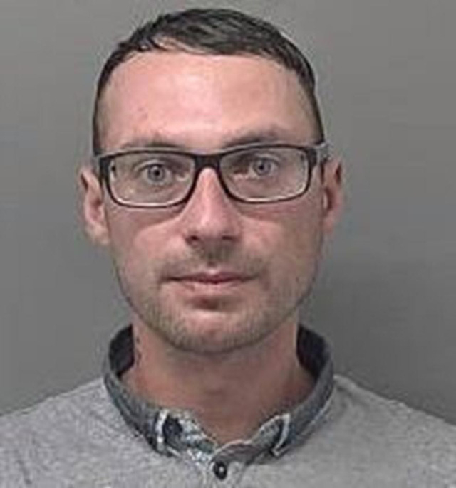 Ch&acirc;n dung kẻ h&agrave;nh hung bạn g&aacute;i.