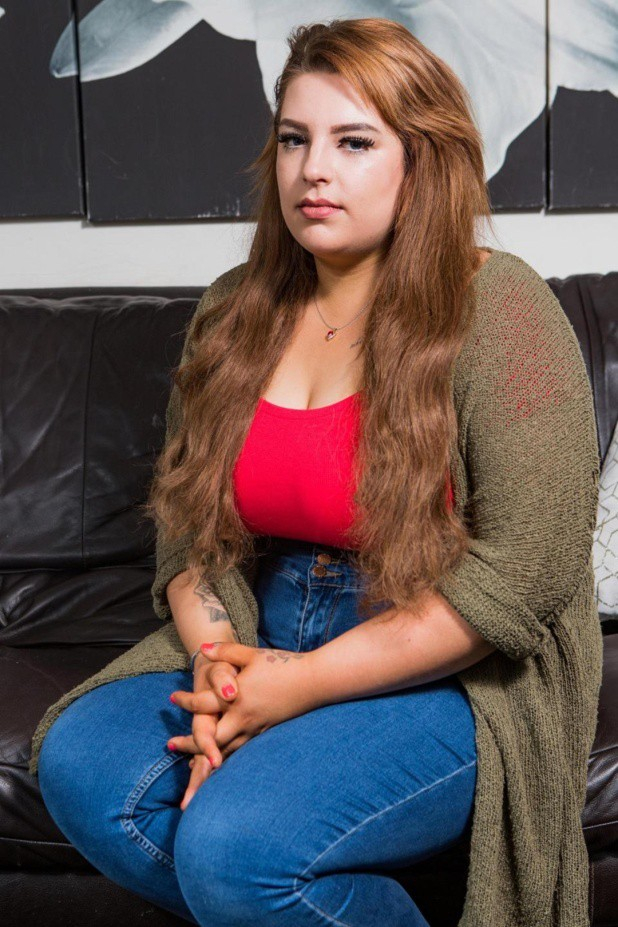 D&ugrave; nguyện &yacute; sinh con cho bạn trai, Chloe vẫn li&ecirc;n tục bị h&agrave;nh hạ về thể chất lẫn tinh thần.