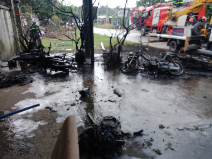 C&aacute;c xe m&aacute;y của nh&acirc;n viện điện lực cũng bị thi&ecirc;u rụi.