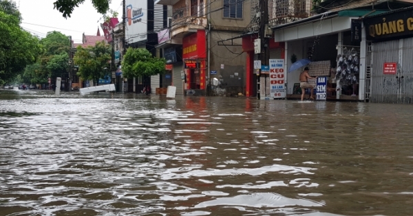 Chồng lao xuống sông cứu vợ, cả hai bị nước cuốn trôi