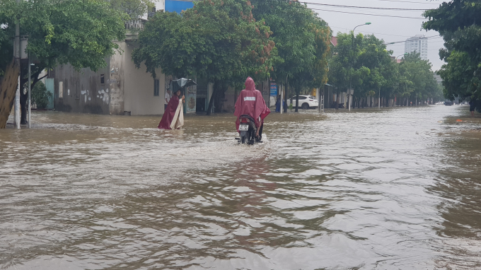 Nhiều tuyến đường tr&ecirc;n TP Vinh ch&igrave;m trong biển nước sau mưa lớn.