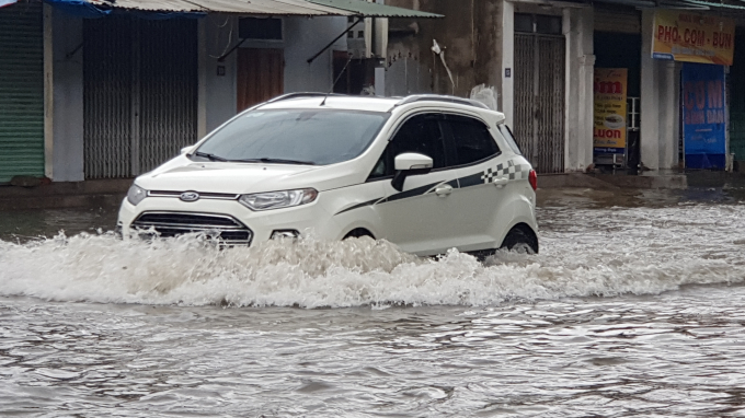 Nhiều tuyến đường tr&ecirc;n địa b&agrave;n TP Vinh bị nhấn ch&igrave;m trong biển nước sau khi mưa lớn k&eacute;o d&agrave;i nhiều ng&agrave;y qua.