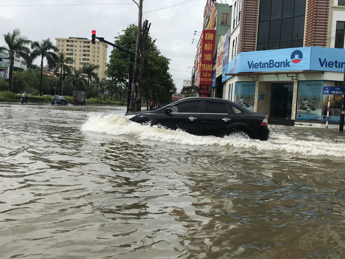 Nghệ An: Mưa lớn &ldquo;nhấn ch&igrave;m&rdquo; đường phố trong biển nước, miền n&uacute;i sạt lở nghi&ecirc;m trọng