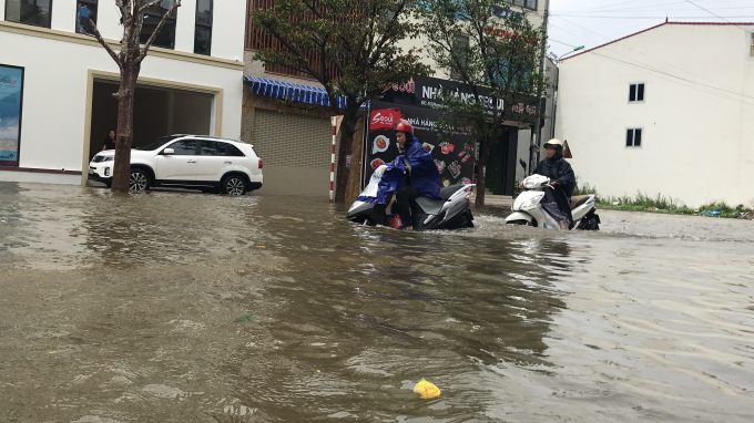 Nghệ An: Mưa lớn &ldquo;nhấn ch&igrave;m&rdquo; đường phố trong biển nước, miền n&uacute;i sạt lở nghi&ecirc;m trọng