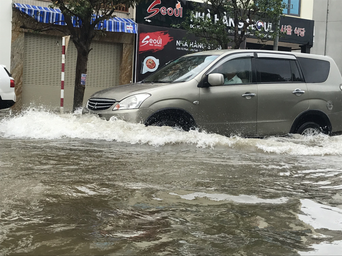 Nước ngập s&acirc;u khiến c&aacute;c phương tiện tham gia giao th&ocirc;ng gặp rất nhiều kh&oacute; khăn.