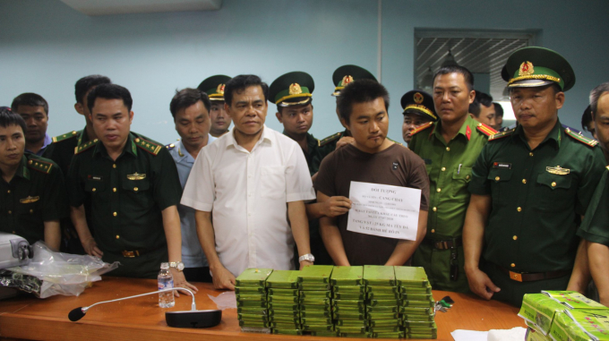 Đại t&aacute; V&otilde; Trọng Hải (Người mang &aacute;o sơ mi trắng) Chỉ huy trưởng bộ đội Bi&ecirc;n ph&ograve;ng H&agrave; Tĩnh cũng c&oacute; mặt để ph&aacute; &aacute;n.