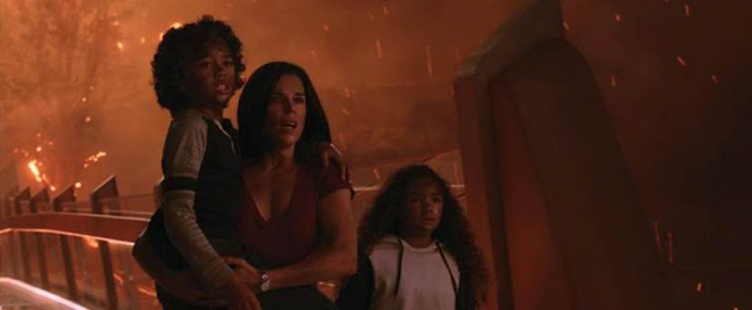 Sarah v&agrave; hai con cố gắng tho&aacute;t khỏi v&ograve;ng v&acirc;y biển lửa đang lan khắp t&ograve;a th&aacute;p