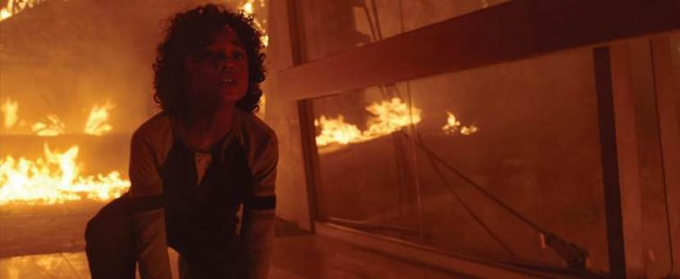 Dường như được thừa hưởng bộ gien dũng cảm từ ba mẹ, b&eacute; Henry d&ugrave; đang rất hoảng sợ vẫn cố gắng phối hợp tốt để mẹ vượt qua được c&acirc;y cầu gỗ v&agrave; cứu m&igrave;nh.