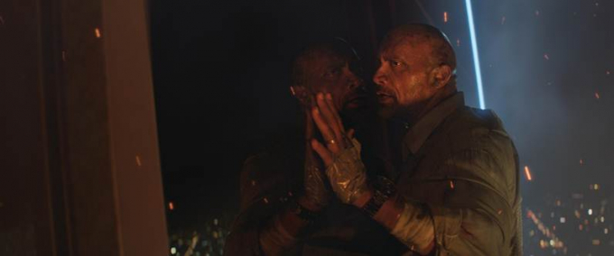 Chỉ với dụng cụ hỗ trợ th&ocirc; sơ l&agrave; băng d&iacute;nh cuốn đầy b&agrave;n tay v&agrave; đế giầy, Will Sawyer vẫn quyết định lao ra b&ecirc;n ngo&agrave;i t&ograve;a th&aacute;p để đến với tua &ndash; bin của t&ograve;a Th&aacute;p Ngọc.&shy;