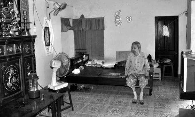 B&agrave; B&ugrave;i Thị Nu&ocirc;i trong căn nh&agrave; chờ giải tỏa.