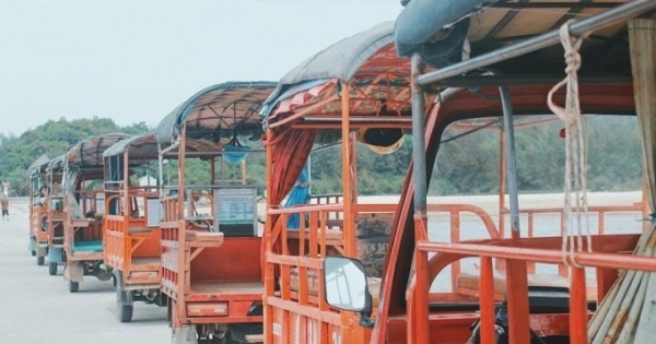 Quảng Ninh: Lật xe túc túc trên đảo Quan Lạn, 9 du khách bị thương