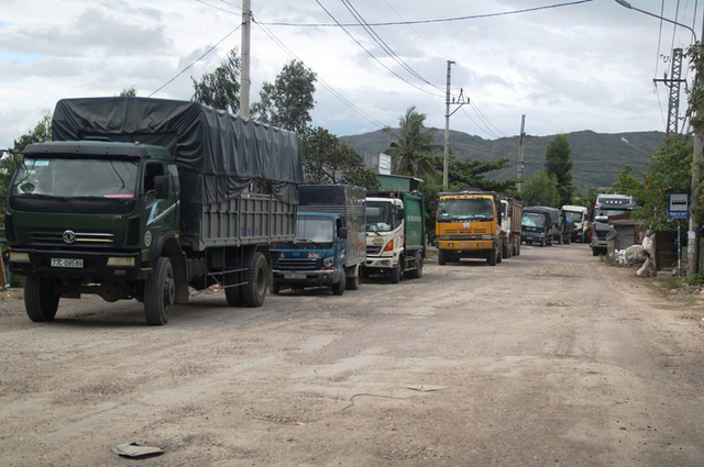Đo&agrave;n xe tải v&agrave;o trung t&acirc;m x&atilde; Phước Mỹ, Khu C&ocirc;ng nghiệp Phước Mỹ phải đứng b&aacute;nh.