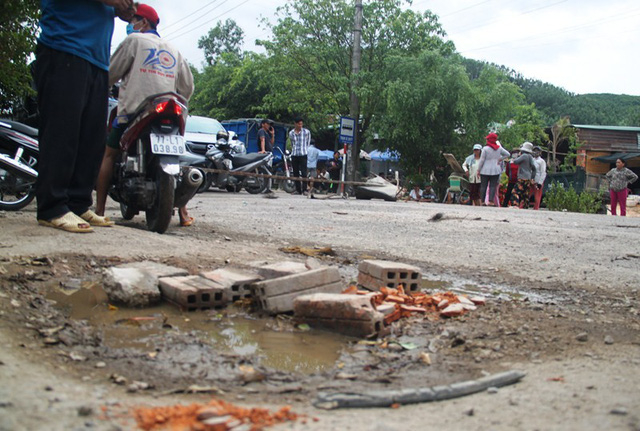 Người d&acirc;n cho rằng xe tải chạy nhiều khiến bụi v&agrave; đường hư hỏng nặng.