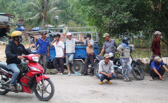 Người d&acirc;n bức x&uacute;c chặn xe, c&ograve;n c&aacute;nh t&agrave;i xế th&igrave; khốn đốn v&igrave; xe đứng b&aacute;nh nhiều giờ đồng hồ.