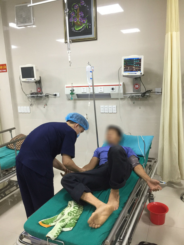 Bệnh nh&acirc;n ngộ độc mật c&aacute; trắm do c&oacute; th&oacute;i quen d&ugrave;ng mật c&aacute; như một vị thuốc tốt cho cơ thể.