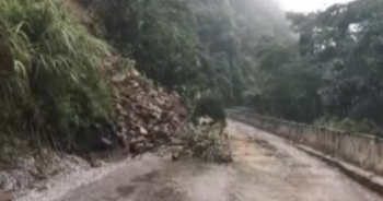 Sạt lở nghiêm trọng Quốc lộ 8A ở Hà Tĩnh do mưa lớn kéo dài