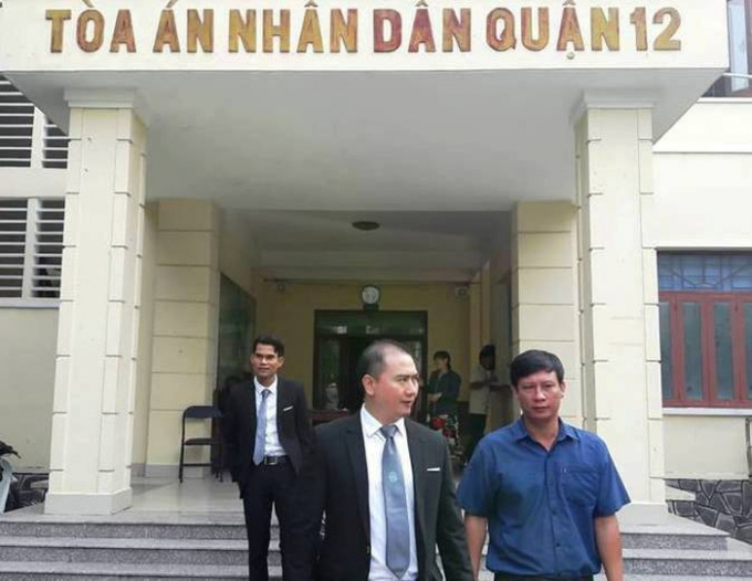 Bị c&aacute;o Nguyễn Văn An v&agrave; c&aacute;c Luật sư b&agrave;o chữa tại TAND quận 12.