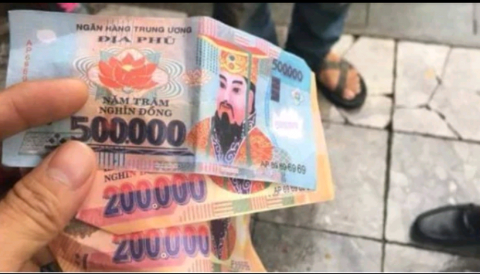 900.000 đồng tiền &acirc;m phủ kh&aacute;ch t&acirc;y tố l&aacute;i xe x&iacute;ch l&ocirc; trả lại.