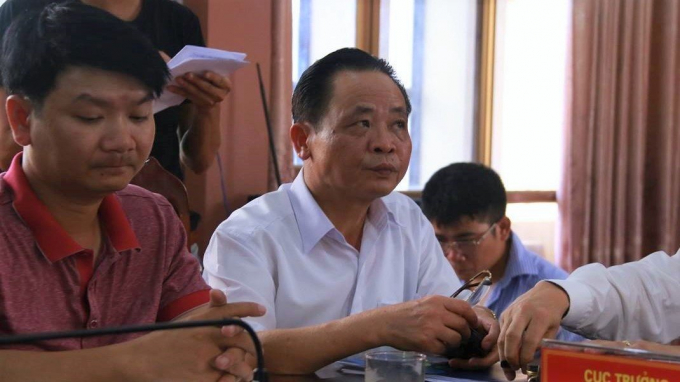 &Ocirc;ng Vũ Văn Sử, Gi&aacute;m đốc Sở GD-ĐT tỉnh H&agrave; Giang (&aacute;o trắng) tại họp b&aacute;o c&ocirc;ng bố kết quả r&agrave; so&aacute;t bất thường điểm thi THPT quốc gia năm 2018. Ảnh: Vietnamnet