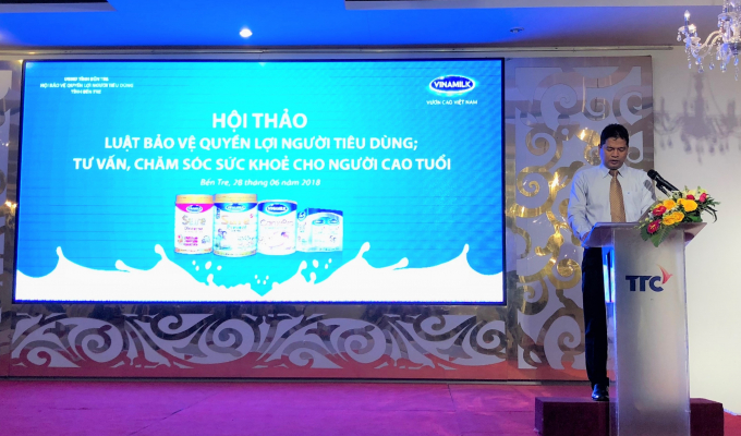 Đại diện Vinamilk &ocirc;ng Trần Hữu Định - Gi&aacute;m đốc kinh doanh miền t&acirc;y ph&aacute;t biểu tại hội thảo