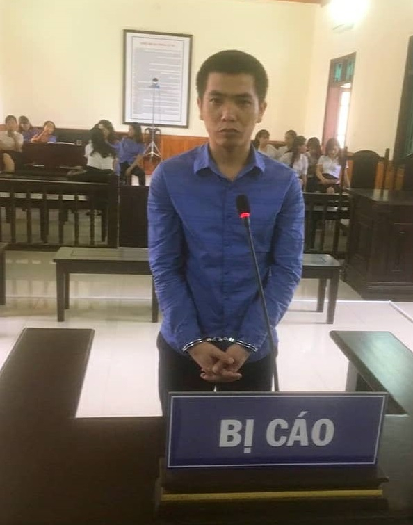 Bị c&aacute;o Ho&agrave;ng Tuấn Vinh, người mang 3200 vi&ecirc;n hồng phiến giấu trong 4 chiếc bao cao su vẫn kh&ocirc;ng tho&aacute;t.