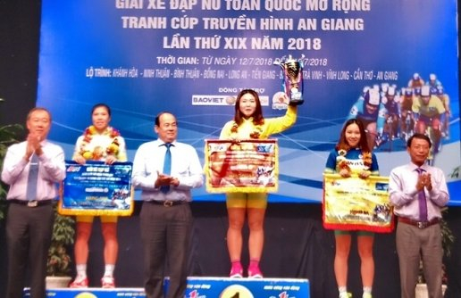 VĐV Nguyễn Thị Thu Mai đạt &aacute;o v&agrave;ng chung cuộc, hạng nh&igrave; Nguyễn Thị Thi v&agrave; hạng ba Trần Thị Tuyết Nương. (Ảnh: H. V&acirc;n).