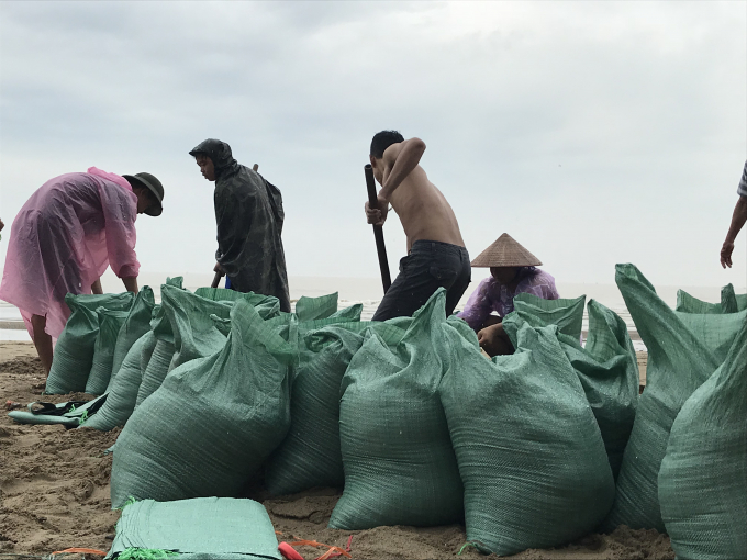 Nghệ An: D&acirc;n th&aacute;o m&aacute;i t&ocirc;n, k&eacute;o thuyền, đ&oacute;ng c&aacute;t chắn ki ốt chạy b&atilde;o Sơn Tinh