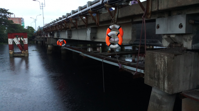 Vị tr&iacute; nạn nh&acirc;n bị rơi xuống s&ocirc;ng.