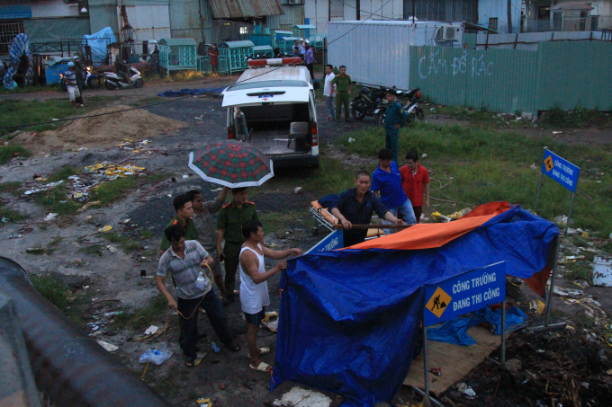 C&ocirc;ng an kh&aacute;m nghiệm hiện trường.